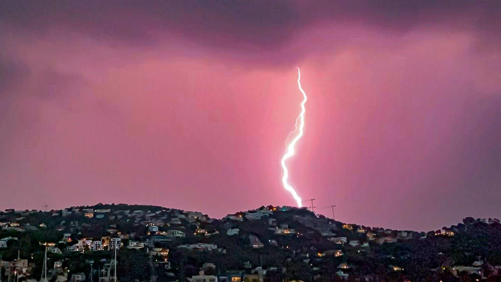 Spanien, Gewitter über Port d Andratx, Mallorca Ballearen, Mallorca, Port d Andratx., 30.08.2021, schwere Gewitter mit Sintflutartigen au der Insel, Regenfällen *** Ballearen, Mallorca, Port d Andratx , 30 08 2021, heavy thunderstorms with torrentia
