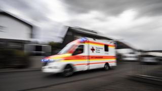 Ein Rettungswagen fährt über die Straße