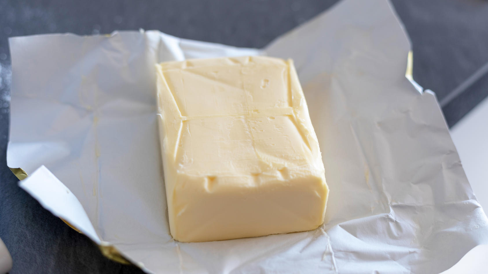 Butter mit Verpackung auf Küchenzeile