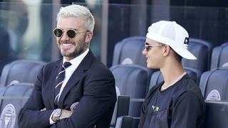David Beckham und Sohn Romeo im Fußballstadion.