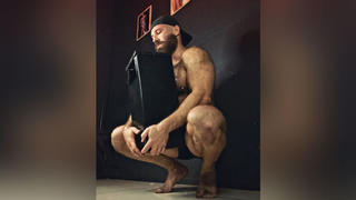 Yuri Tolochko mag es, wenn die Asche seine nackten Füße, seinen Körper und seinen Bart befleckt.