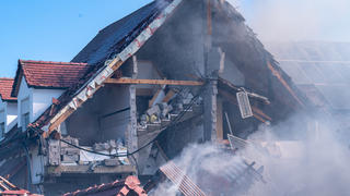02.09.2021, Bayern, Rohrbach: Ein Blich auf ein eingestürztes Haus , in dem es zuvor nach Angaben der Polizei eine Explosion gegeben hatte. Foto: Armin Weigel/dpa +++ dpa-Bildfunk +++