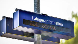 Anzeigetafel an einem Bahnsteig mit der Aufschrift GDL-Streik *** Display board on a platform with the inscription GDL strike