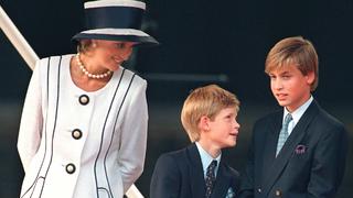 ARCHIV - 19.08.1995, Großbritannien, London: Prinzessin Diana (l-r), ihre Kinder, Prinz Harry und Prinz William, und ihr Ehemann Prinz Charles von Großbritannien bei einer Gedenkfeier. Vor einem Vierteljahrhundert, am 28. August 1996, ließ sich das Paar scheiden. Foto: Johnny Eggitt/epa/dpa +++ dpa-Bildfunk +++