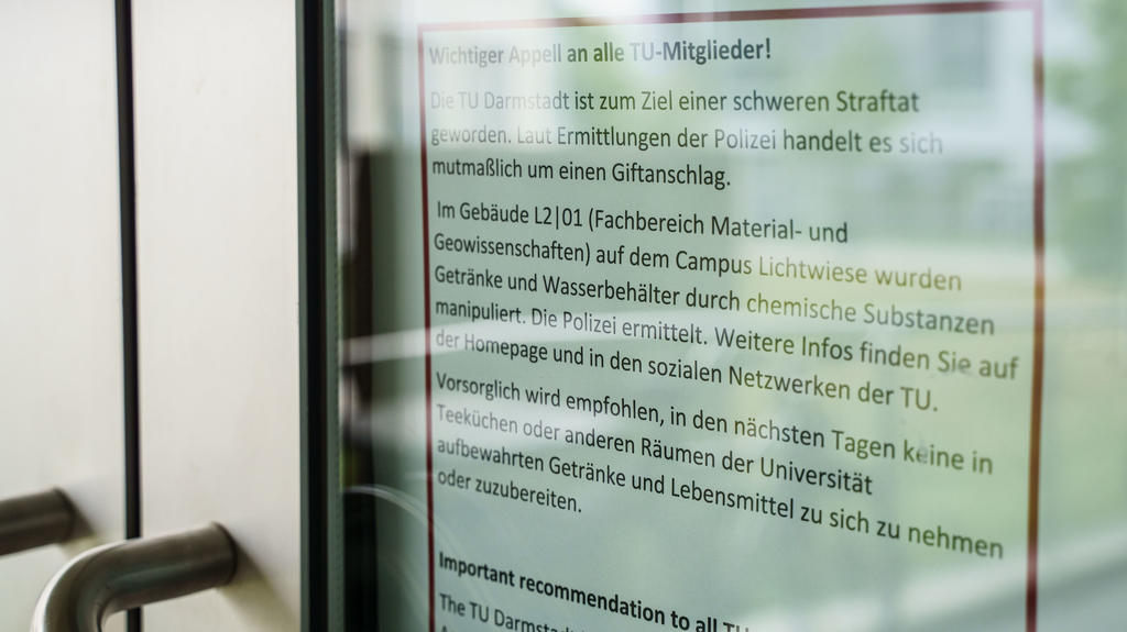 24.08.2021, Hessen, Darmstadt: Ein Blatt mit einem Appell der Technischen Universität Darmstadt an alle TU-Mitglieder hängt am Eingang zum Gebäude L201 auf dem Campus Lichtwiese. Am Tag zuvor waren hier sechs Menschen mit Vergiftungserscheinungen in