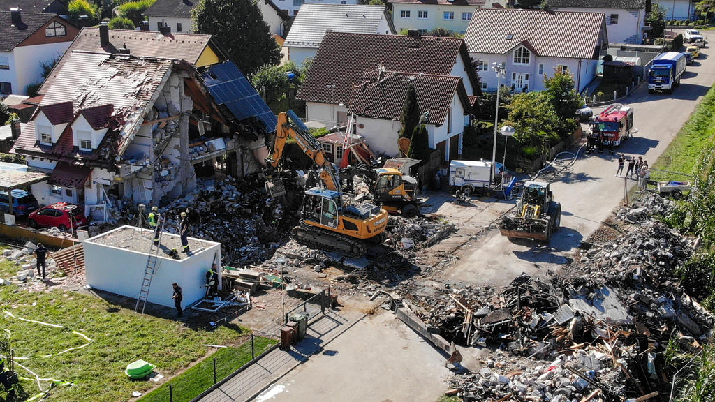 Bayern, Rohrbach: Zwei Bagger und ein Radlader sind bei Bergungsarbeiten an den Überresten eines Hauses im Einsatz, dass am Donnerstag durch eine Explosion vollständig zerstört wurde.