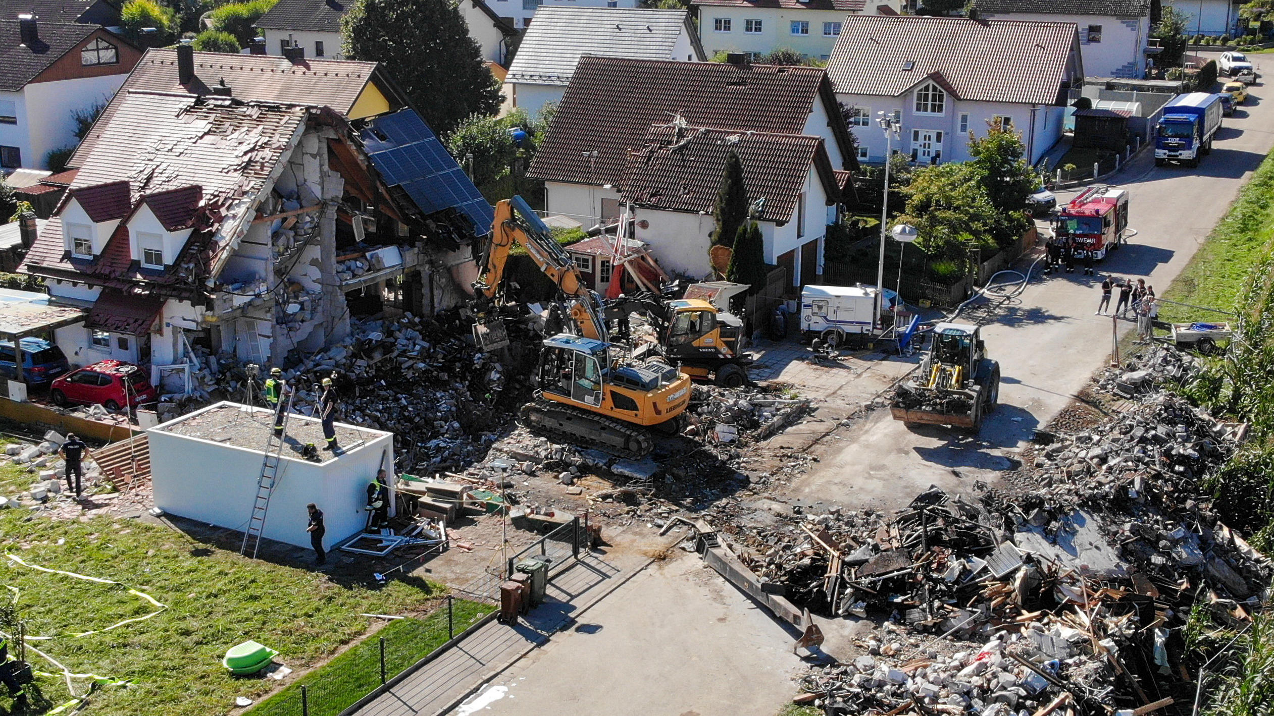 Bayern, Rohrbach: Zwei Bagger und ein Radlader sind bei Bergungsarbeiten an den Überresten eines Hauses im Einsatz, dass am Donnerstag  durch eine Explosion vollständig zerstört wurde. 