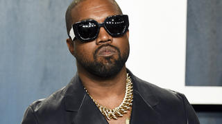 ARCHIV - 09.02.2020, USA, Beverly Hills: Kanye West, US-Rapper, kommt zur Vanity Fair Oscar Party. (zu dpa "Rapper Kanye West veröffentlicht Album «Donda» mit Monaten Verspätung") Foto: Evan Agostini/Invision/AP/dpa +++ dpa-Bildfunk +++