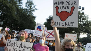 September 1, 2021, Austin, TX, United States: University of Texas women rally at the Texas Capitol to protest Governor Greg Abbott s signing of the nation s strictest abortion law that makes it a crime to abort a fetus after six weeks, or when a heartbeat is detected. Abbott signed the law Wednesday, Sept. 1st, 2021. Austin United States - ZUMAd150 20210901_znp_d150_015 Copyright: xBobxDaemmrichx 