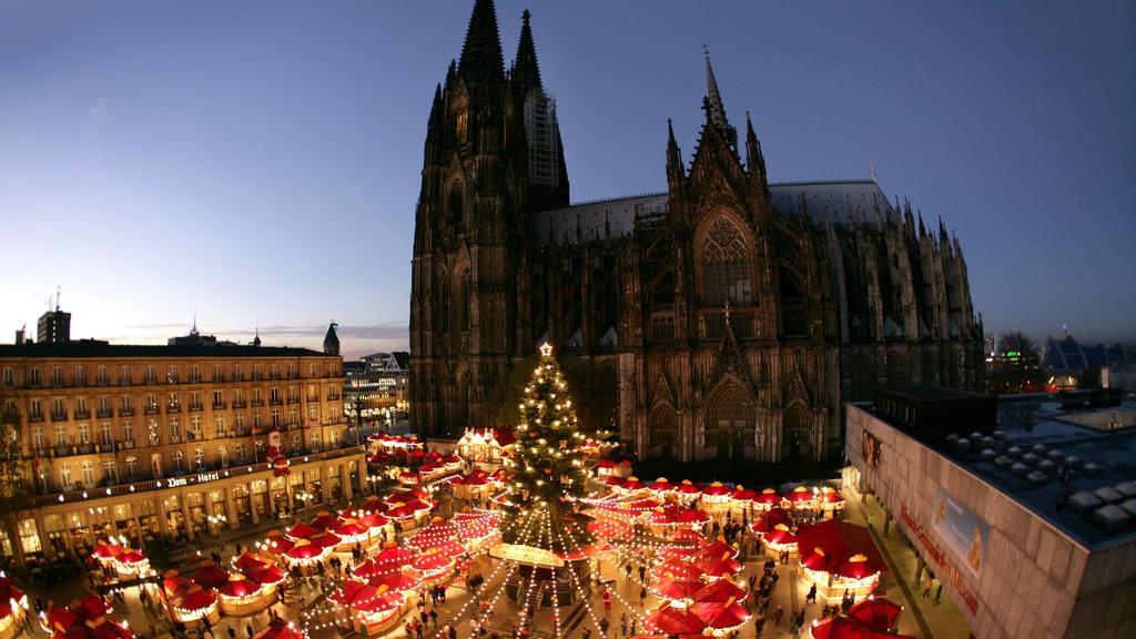 Blick auf den Weihnachtsmarkt auf dem Roncalli-Platz vor dem Dom in Köln, der am Montag (21.11.2005) eröffnet worden ist. Foto: Rolf Vennenbernd dpa/lnw +++(c) dpa - Bildfunk+++