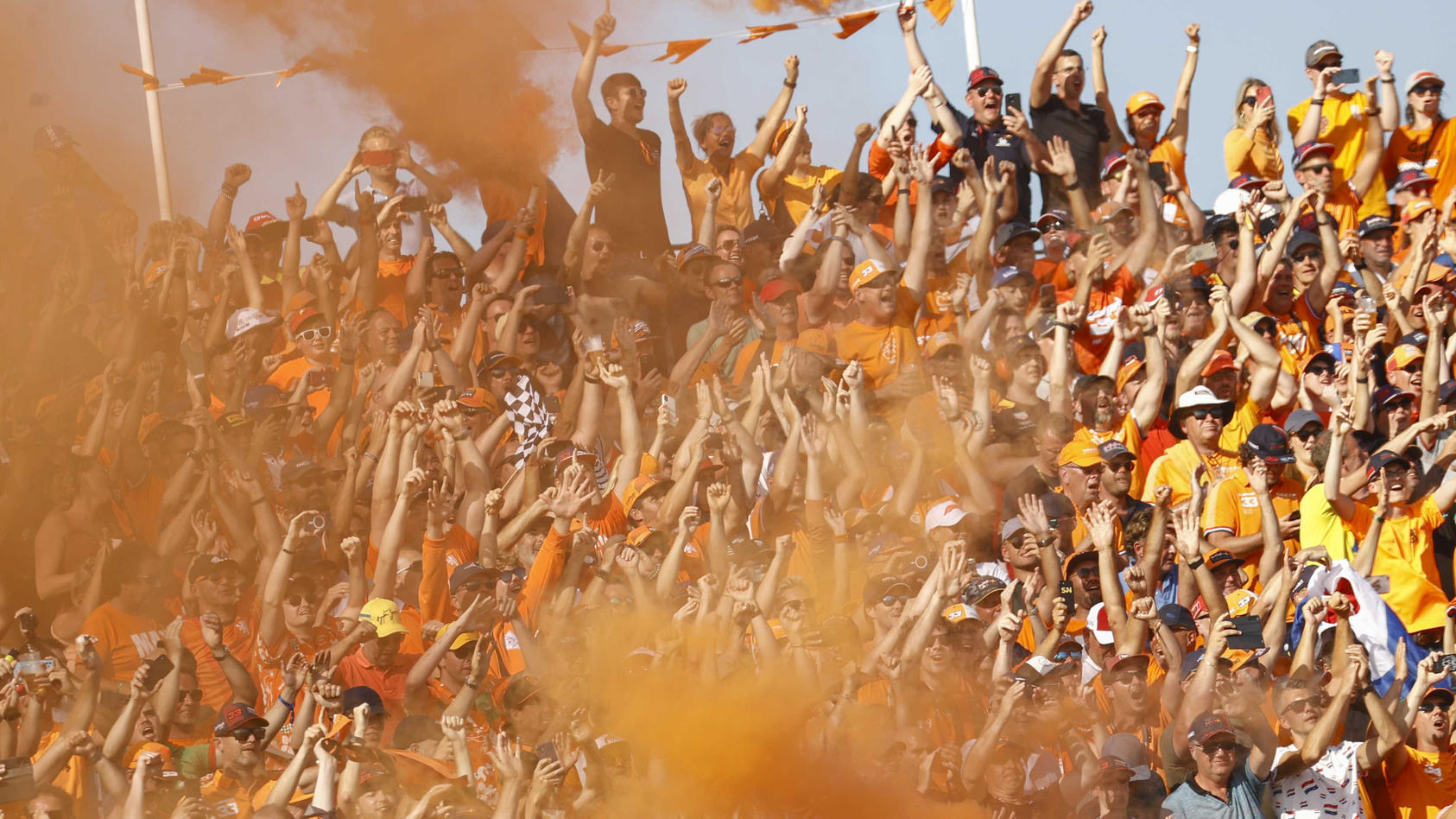 Party in den Dünen: Bei Max Verstappens Heimsieg drehen die Oranje-Fans durch