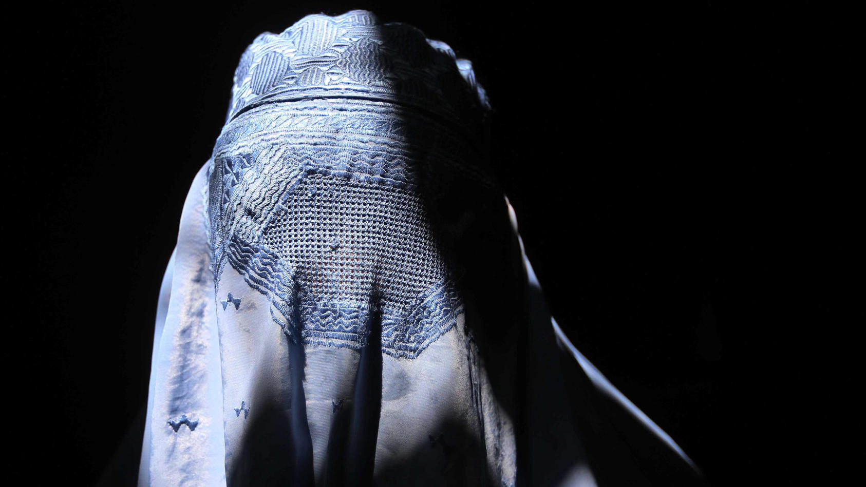 Afghanistan: Taliban zwingen Frauen wieder unter die Burka