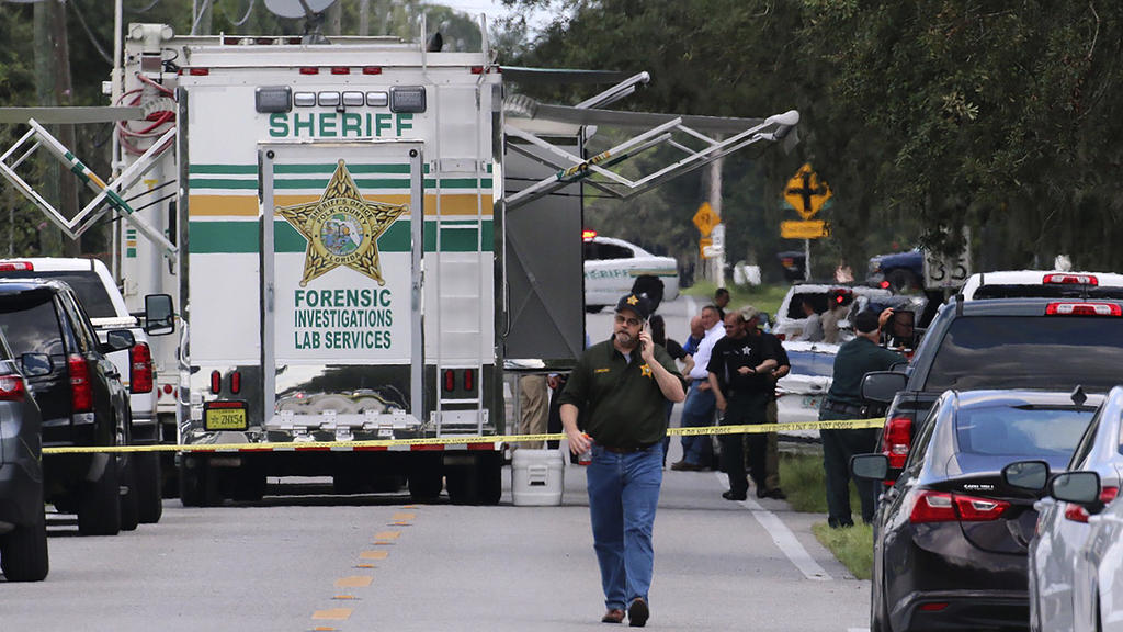 05.09.2021, USA, Lakeland: Beamte des Sheriffs von Polk County (Florida) arbeiten am Tatort einer Schießerei mit mehreren Toten. Vier Menschen sind tot, darunter eine Mutter, die ihr inzwischen verstorbenes Baby noch im Arm hielt. Die Sheriffs von Fl