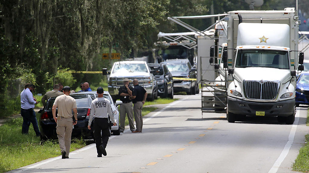 05.09.2021, USA, Lakeland: Beamte des Sheriffs von Polk County (Florida) arbeiten am Tatort einer Schießerei mit mehreren Toten. Vier Menschen sind tot, darunter eine Mutter, die ihr inzwischen verstorbenes Baby noch im Arm hielt. Die Sheriffs von Fl