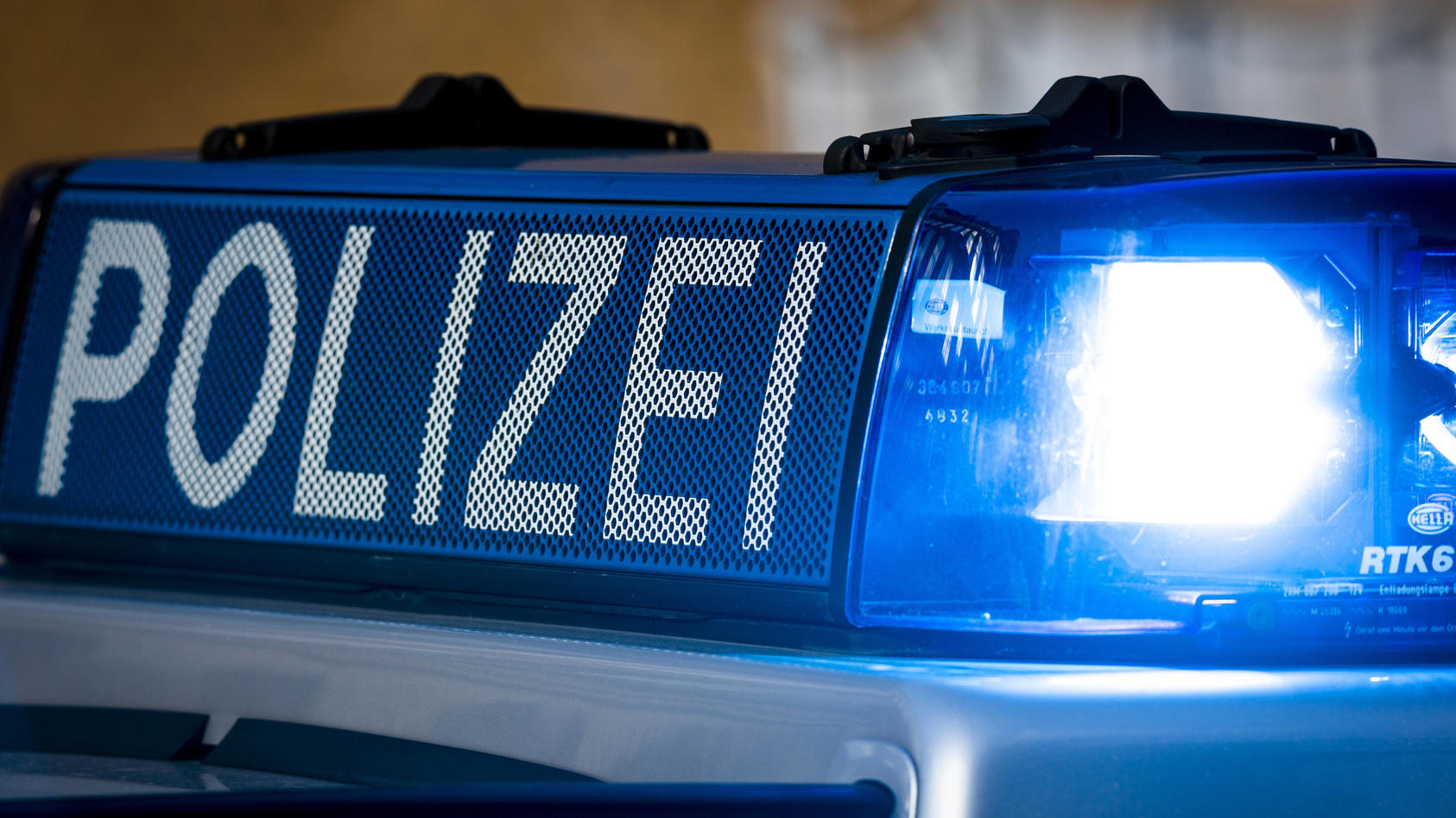 Blaulicht eines Polizeifahrzeugs (Symbolbild)