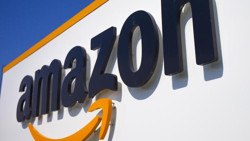 Das Amazon-Logo hängt an einem Gebäude