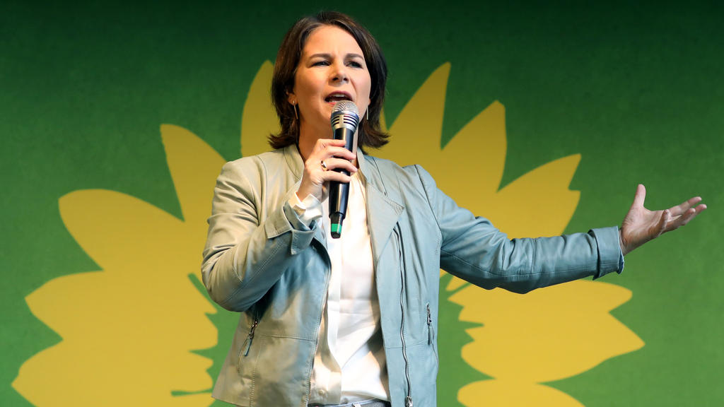 06.09.2021, Mecklenburg-Vorpommern, Rostock: Bei einer Wahlkampfveranstaltung von Bündnis 90/Die Grünen spricht Annalena Baerbock, Kanzlerkandidatin der Partei für die bevorstehende Bundestagswahl. Auf der Diskussionsveranstaltung stellen sich auch d
