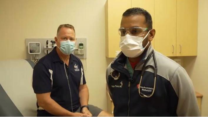 Pulmologe Dr. Rajeev Patel, der den Ex-Feuerwehrmann Rich Roeill seit nunmehr sechs Jahren betreut.