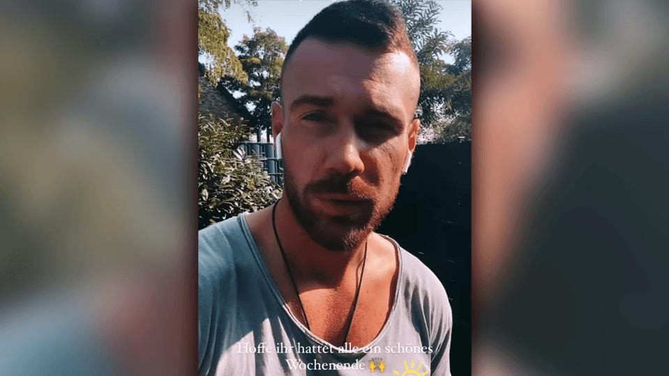 Chris Broy sieht verändert aus.