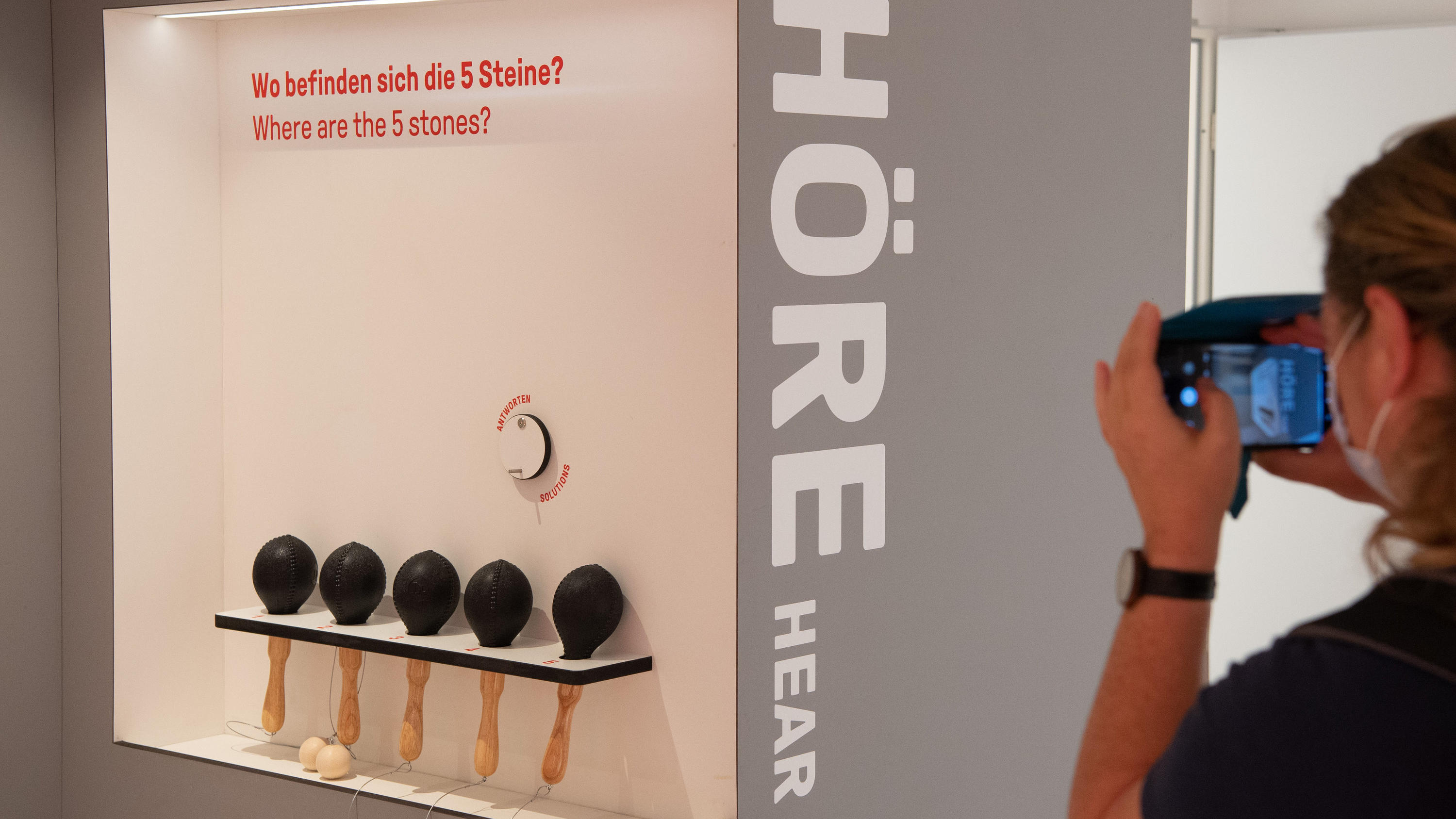 07.09.2021, Hessen, Frankfurt/Main: Eine Frau fotografiert die "Sinnesecke" im neu eröffneten Dialogmuseum auf der B-Ebene der Hauptwache in Frankfurt am Main. Foto: Boris Roessler/dpa +++ dpa-Bildfunk +++