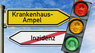  FOTOMONTAGE, Wegweiser mit Aufschrift Krankenhaus-Ampel und durchgestrichener Aufschrift Inzidenz mit Ampel *** PHOTOMONTAGE, signpost with inscription hospital traffic light and crossed out inscription incidence with traffic light