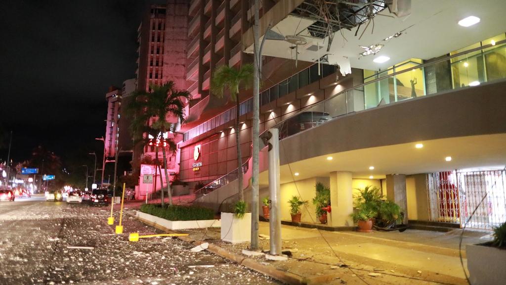 View of the damages to buildings at the hotels area due to the 6.9-magnitude earthquake that originated in the port of Acapulco, Mexico, 07 September 2021. An earthquake of magnitude 6.9 was felt on Tuesday and triggered alarms in the capital, with n
