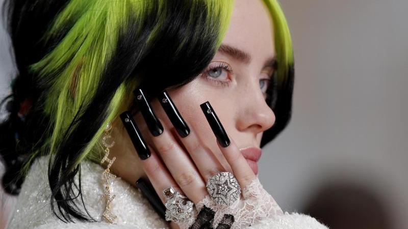 Auch Billie Eilish, US-amerikanische Sängerin, soll über den roten Teppich der Bond-Premiere laufen.