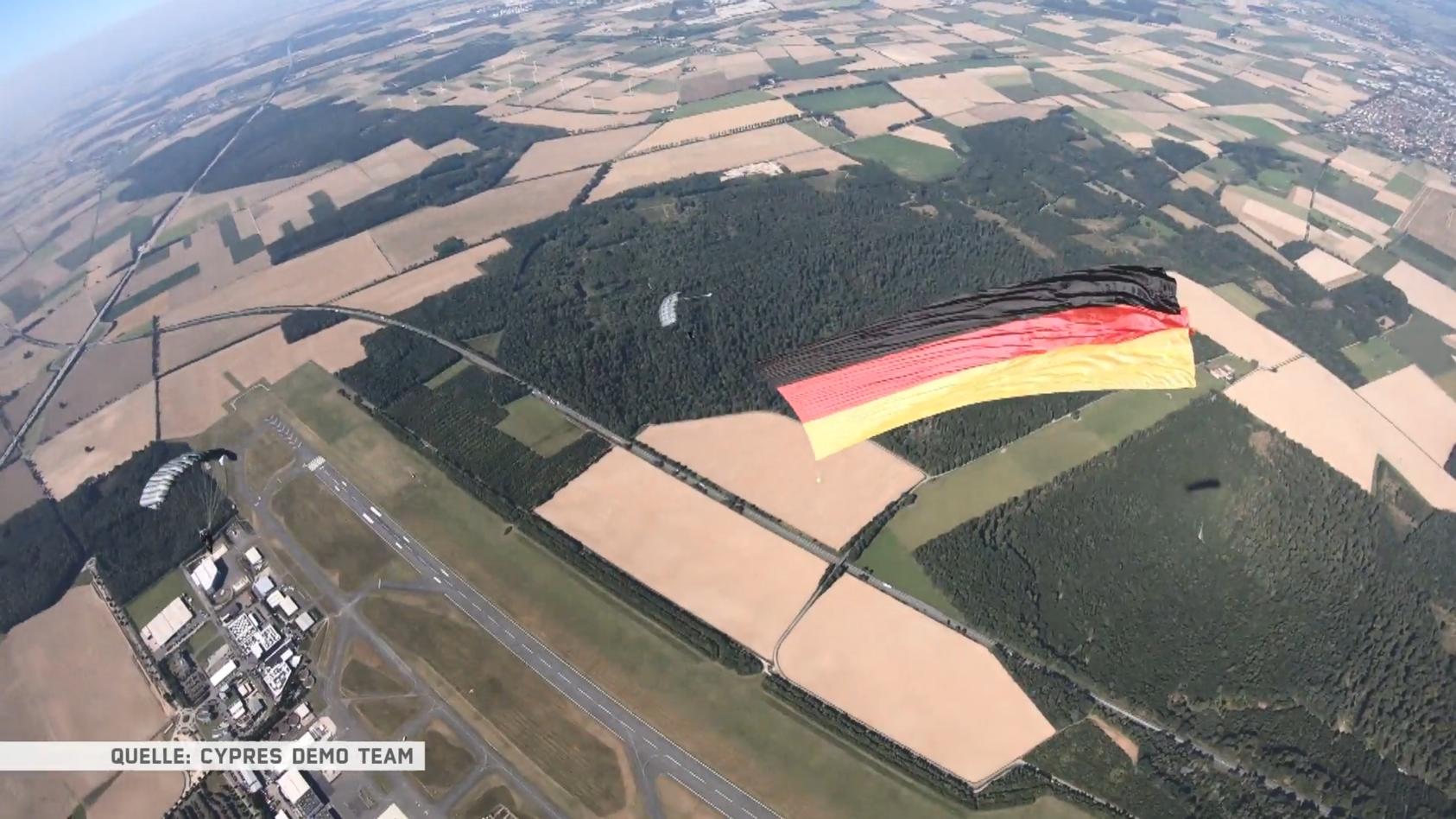 Neuer Weltrekord in Paderborn: Fallschirmspringer hissen riesige  Deutschlandflagge am Himmel