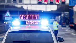 Ein Polizeiauto steht auf einem gesperrten Autobahnabschnitt