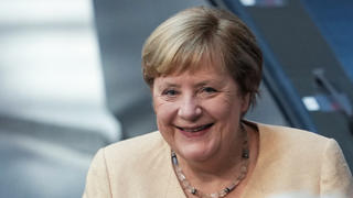 07.09.2021, Berlin: Bundeskanzlerin Angela Merkel (CDU) lächelt im Plenum im Deutschen Bundestag. In seiner voraussichtlich letzten Debatte Bundestags der Wahlperiode soll unter anderem über die Situation in Deutschland, die Entscheidung über Hochwasser-Aufbaufonds und Neuregelungen zu Corona beraten werden. Foto: Kay Nietfeld/dpa +++ dpa-Bildfunk +++