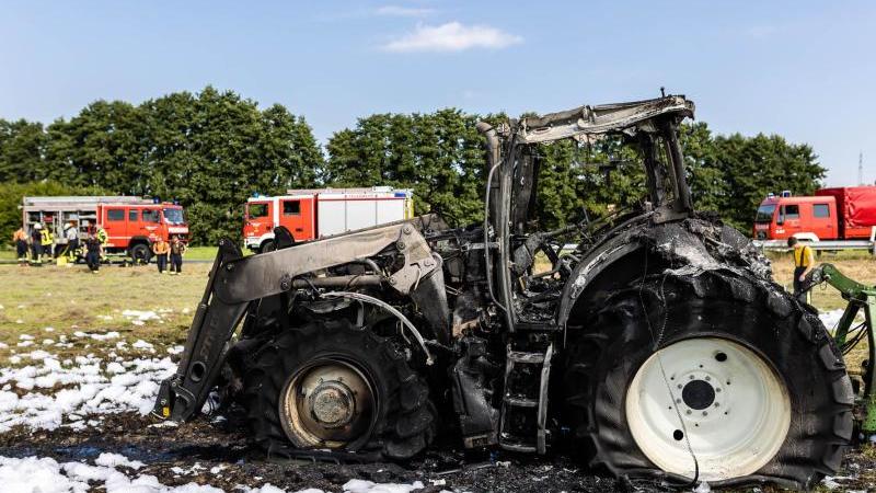 Auf einem Feld im Hochtaunuskreis ist ein Traktor ausgebrannt.