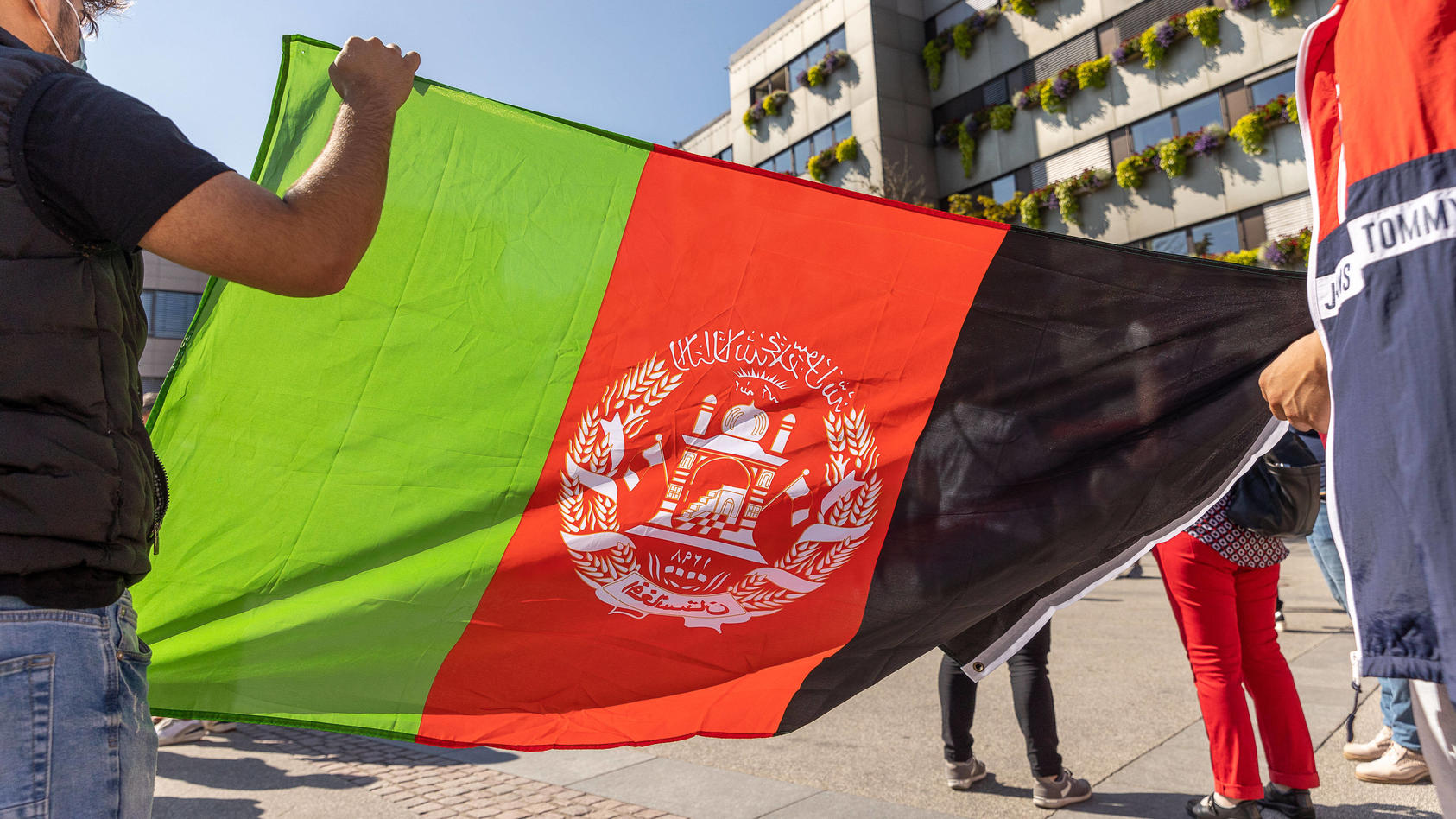 Menschen demonstrieren für die Sicherheit der Menschen in Afghanistan. 