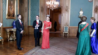 Das Bundespräsidenten-Paar Frank-Walter Steinmeier und Elke Büdenbender ist zu Besuch im schwedischen Königspalast. Thronfolgerin Victoria passiert dabei ein Fauxpas - den sie charmant abwehrt.
