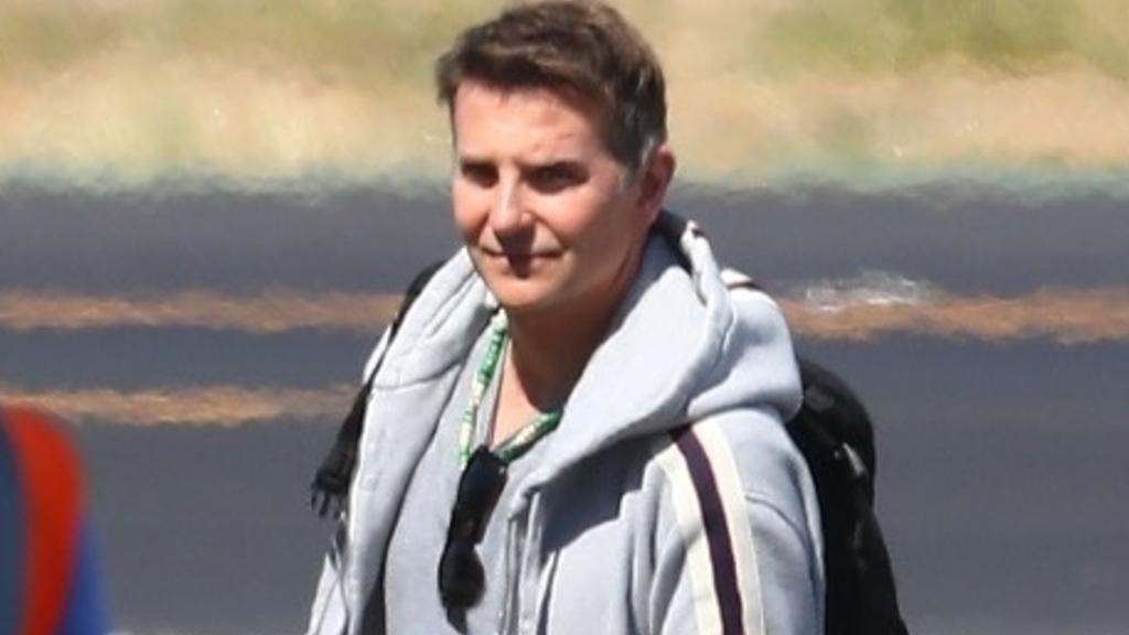 Dieses Foto zeigt Bradley Cooper am Flughafen. Mit seiner Tochter Lea hatte der Schauspieler einen Kurzurlaub in Mexiko gemacht.