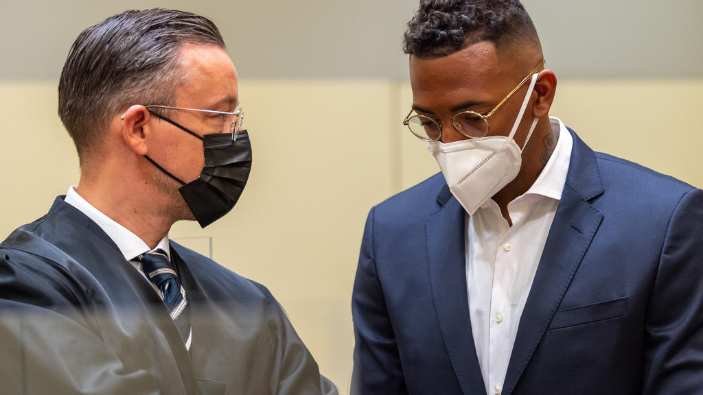 Der Fußball-Profi und ehemalige Nationalspieler Jerome Boateng (r) steht zu Beginn des Prozesses gegen ihn im Amtsgericht München mit seinen Anwalt Kai Walden zusammen.