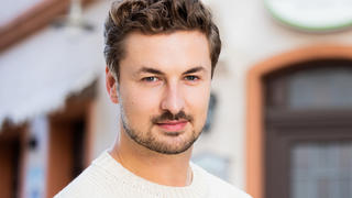 07.09.2021, Nordrhein-Westfalen, Köln: Nicolas Puschmann, Schauspieler, aufgenommen in der Kulisse der RTL-Fernsehserie "Unter Uns". Puschmann gibt sein Schauspieldebüt als Frauenarzt Dr. Richard Schilling. (zu dpa "Nicolas Puschmann spielt Frauenarzt in «Unter Uns») Foto: Rolf Vennenbernd/dpa +++ dpa-Bildfunk +++