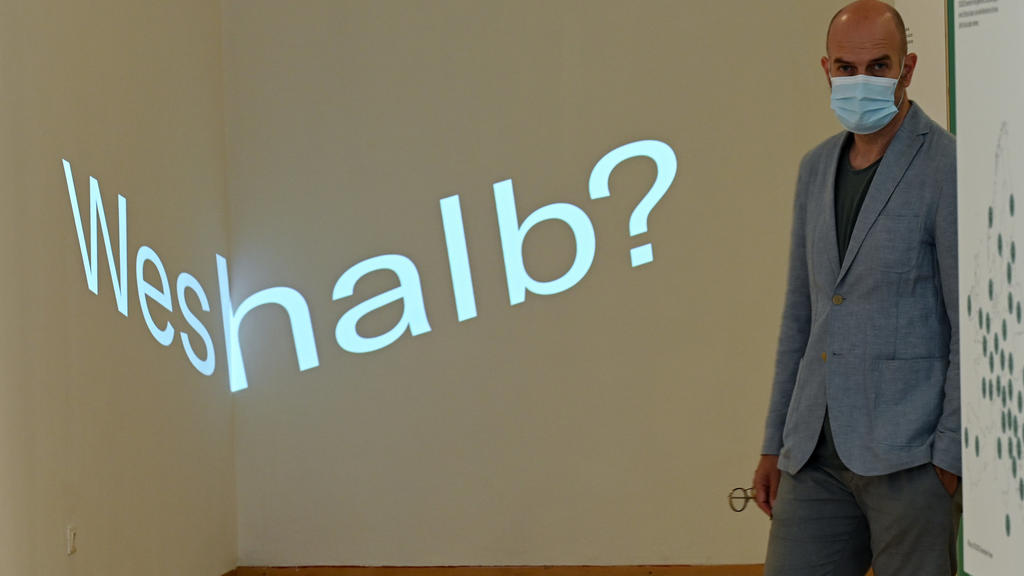 08.09.2021, Hessen, Kassel: Dirk Pörschmann, Direktor des Museums für Sepulkralkultur, geht an der Projektion des Wortes "Weshalb?" vorbei. Zum Welttag der Suizidprävention (10.09.) eröffnet das Kasseler Museum die Sonderausstellung «Suizid · Let·s t