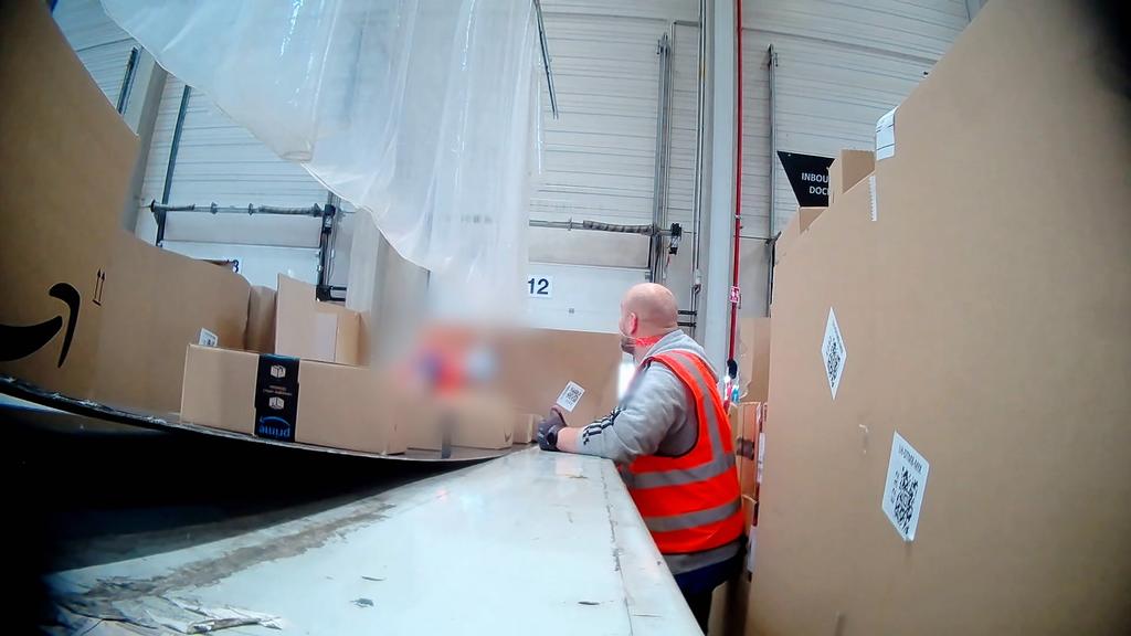 Undercover-Reporter Daniel arbeitet bei Amazon am Band. Er kommt bei der Flut an Paketen kaum hinterher.