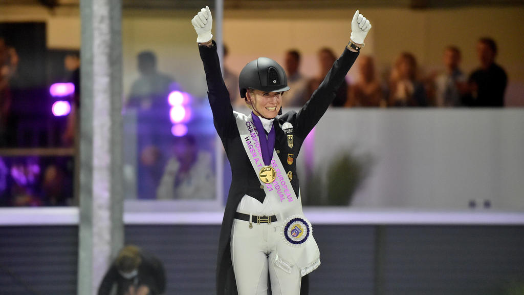 FEI Dressage European Championship, EM, Europameisterschaft Hagen 2021 am 09.09.2021 auf dem Hof Kasselamnn in Hagen a.T.W. Europameisterin Jessica von Bredow-Werndl GER jubelt über die Goldmeadalie beim Grand Prix Special Individual Competition. **