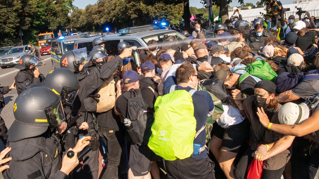 10.09.2021, Bayern, München: Demonstranten stoßen kurz nach Beginn ihres Demonstrationszuges gegen die Automesse IAA-Mobility an der Theresienwiese mit Einsatzkräften der Polizei zusammen. Foto: Peter Kneffel/dpa +++ dpa-Bildfunk +++