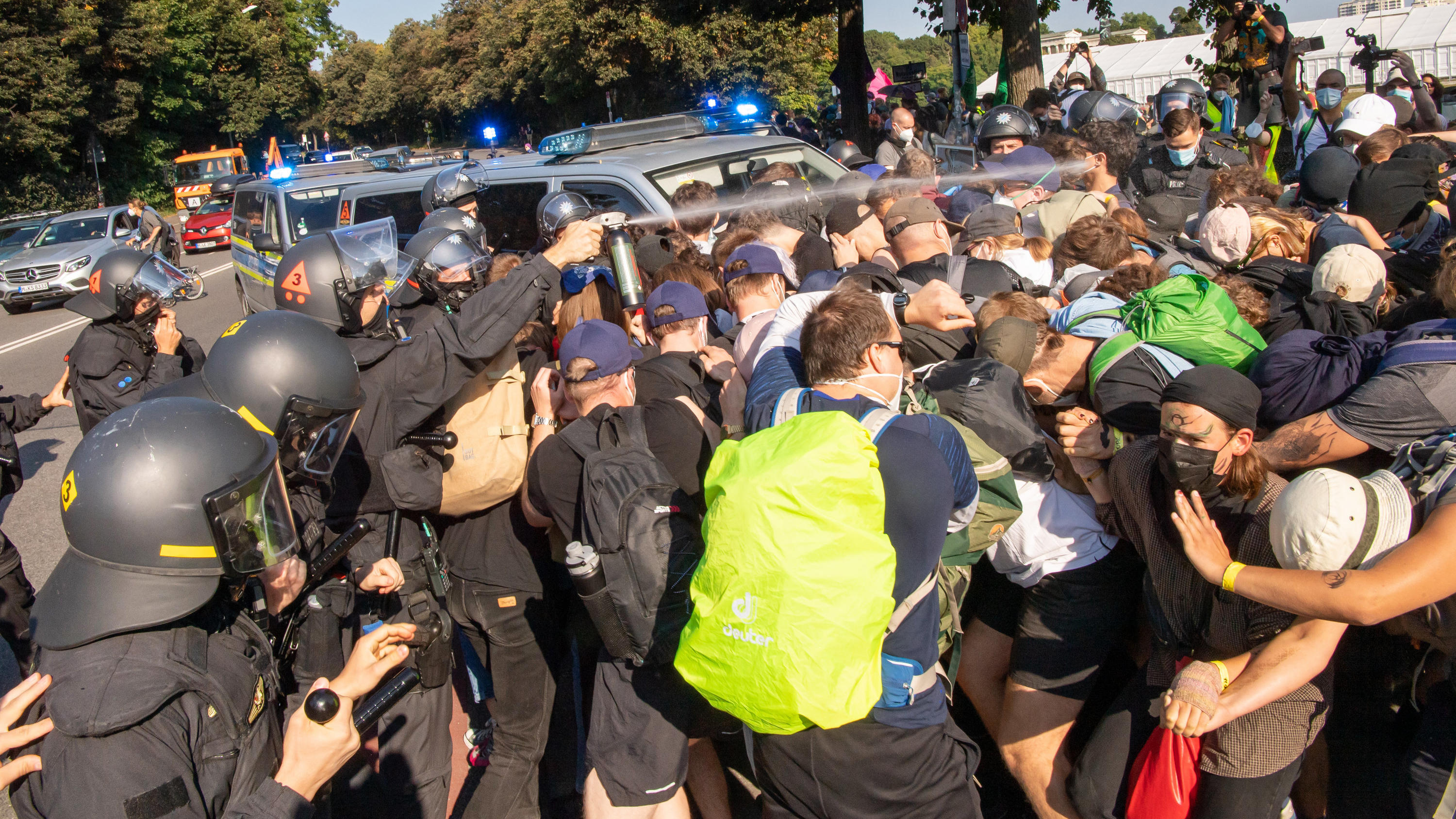10.09.2021, Bayern, München: Demonstranten stoßen kurz nach Beginn ihres Demonstrationszuges gegen die Automesse IAA-Mobility an der Theresienwiese mit Einsatzkräften der Polizei zusammen. Foto: Peter Kneffel/dpa +++ dpa-Bildfunk +++