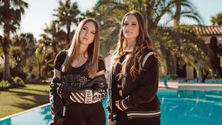 HANDOUT - 22.11.2020, ---: Davina Shakira Geiss (18, r) und Shania Tyra Geiss (17) bekannt aus "Die Geissens - Eine schrecklich glamouröse Familie!" (undatierte Aufnahme). Die Töchter der Real-Life-Doku-Familie Geissens sollen ein eigenes Format bei RTLzwei bekommen. Das neue Format - Arbeitstitel «Rich Kids of Monaco» - befinde sich noch in einem frühen Entwicklungsstadium. (zu dpa "RTLzwei plant eigene Sendung für die Geissens-Töchter") Foto: Niklas Niessner/RTLzwei/dpa - ACHTUNG: Nur zur redaktionellen Verwendung im Zusammenhang mit einer Berichterstattung über die Senung und nur mit vollständiger Nennung des vorstehenden Credits +++ dpa-Bildfunk +++