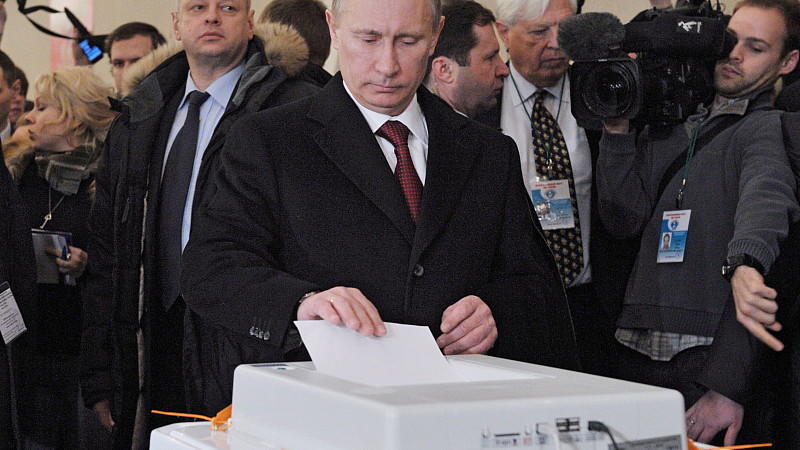 Präsidentenwahl in Russland: Putin gibt seine Stimme ab.