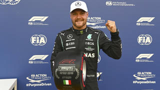 Formula 1 2021: Italian GP AUTODROMO NAZIONALE MONZA, ITALY - SEPTEMBER 10: Pole man Valtteri Bottas, Mercedes, with the Pirelli Pole Position Award during the Italian GP at Autodromo Nazionale Monza on Friday September 10, 2021 in Monza, Italy. Photo by Mark Sutton / Sutton Images Images PUBLICATIONxINxGERxSUIxAUTxHUNxONLY GP2114_170942_MS27211 