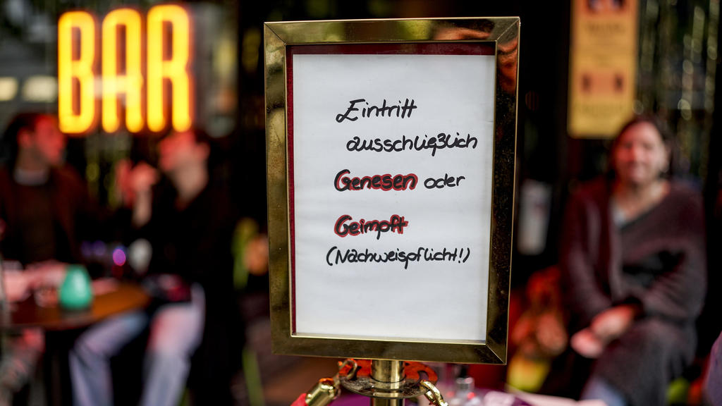 Vor einer Bar im Hamburger Stadtteil St. Georg steht ein Hinweisschild, welches auf den Einlass nach der 2G-Regel hinweist.