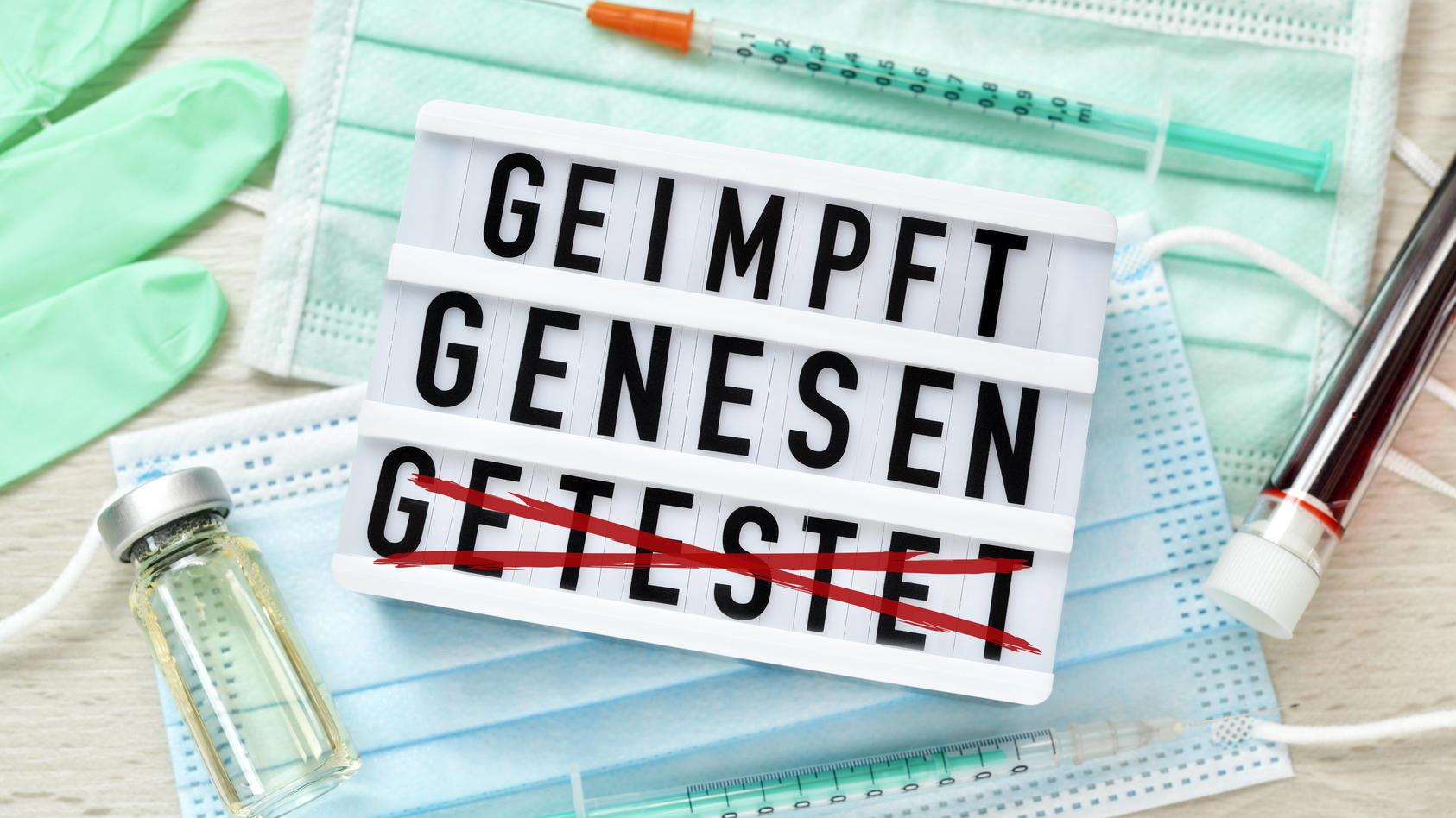 Die neue G 2-Regel ist umstritten: Sie bietet  Freiheiten für Geimpfte und Genesene und beschränkt Ungeimpfte.