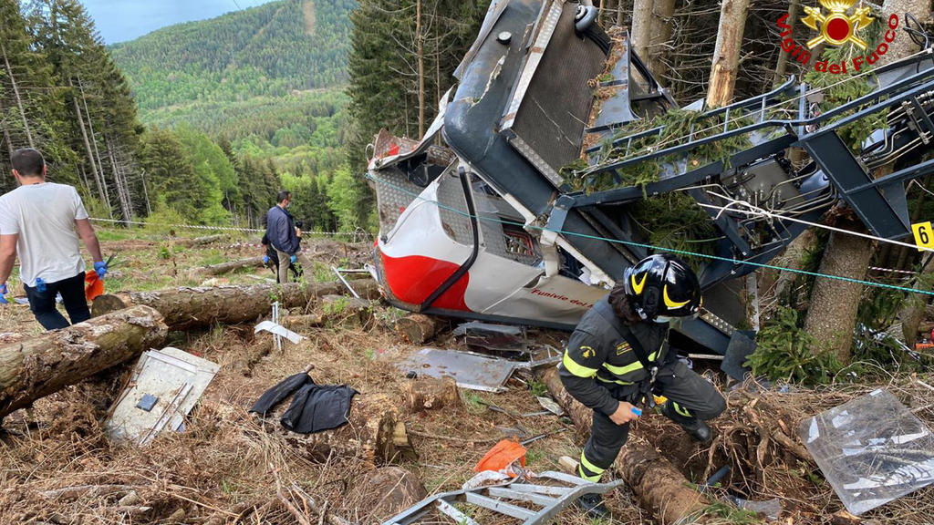Rettungshelfer arbeiten am Wrack einer Seilbahngondel, nachdem diese am Monte Mottarone abgestürzt ist. Nach dem Seilbahn-Unglück ist der einzige Überlebende, ein fünfjähriger Junge.
