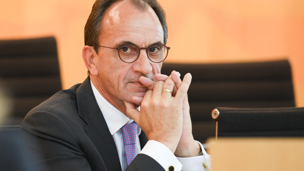 ARCHIV - 30.06.2020, Hessen, Wiesbaden: Michael Boddenberg (CDU), Finanzminister des Landes Hessen, nimmt an der Plenarsitzung des hessischen Landtags teil. (zu dpa «Finanzminister: Haushaltsentwurf wichtiger Schritt zur Normalität») Foto: Arne Deder