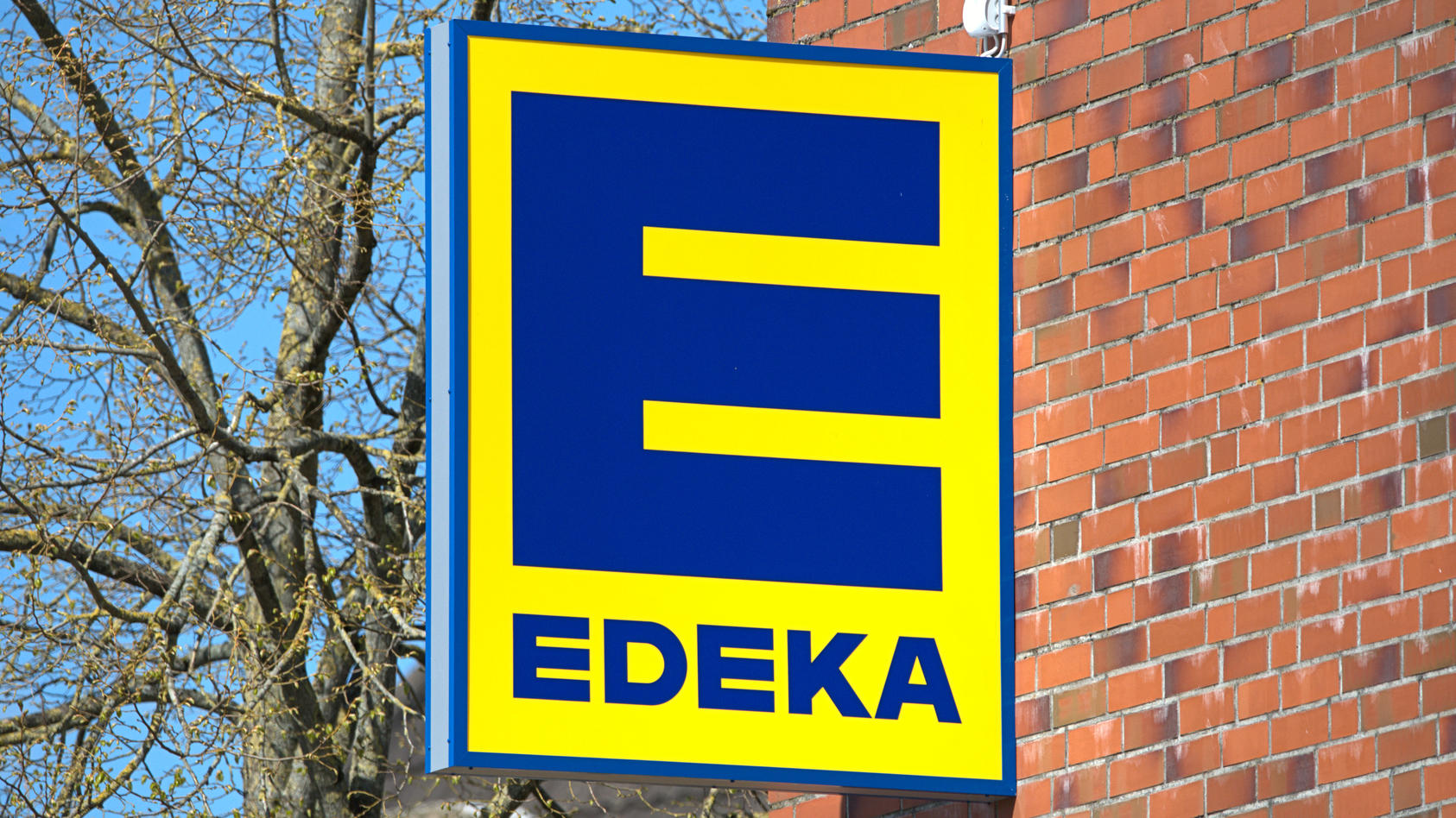 Das Firmenschild eines Schleswiger EDEKA-Marktes an der roten Klinker-Fassade des Schlei-Centers.