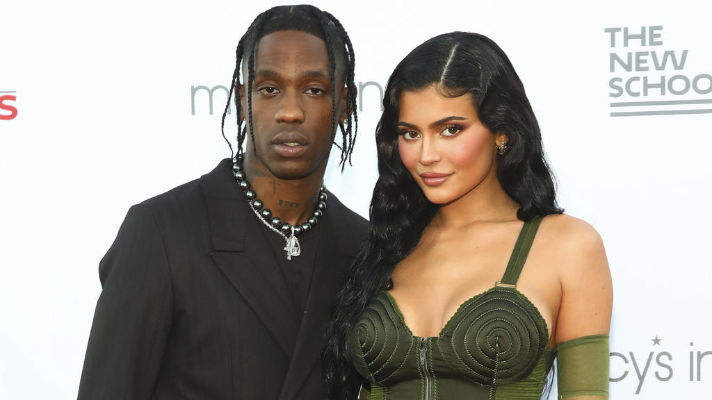 ARCHIV - 15.06.2021, USA, New York: Sänger Travis Scott (l) und Kylie Jenner besuchen die 72. Parsons Benefizveranstaltung der New School in New York City. (zu dpa: "Kylie Jenner ist wieder schwanger: Video mit Babybauch und Arztbesuch") Foto: Andy K